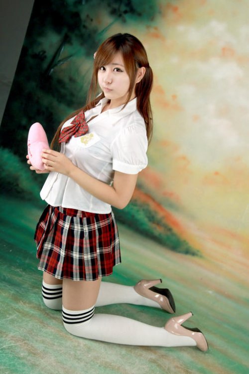 Ryu-Ji-Hye-Red-and-White-School-Girl-03.jpg